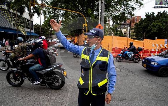 El regreso de estudiantes a los colegios ha complicado la movilidad. Por eso se planteó el refuerzo de agentes. FOTO Esteban Vanegas