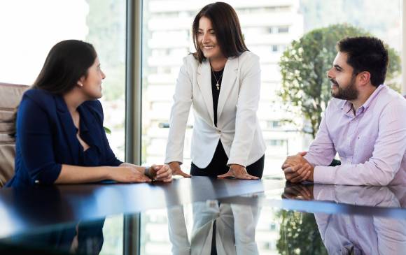 Adelantar procesos de formación y capacitación constante es uno de los principios que elevan el desarrollo profesional y humano de los empleados en una compañía. FOTO CORTESÍA. 