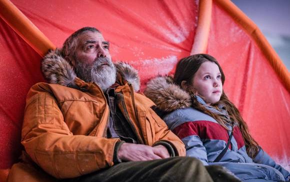 George Clooney y Caoilinn Springall en Cielo de medianoche. FOTO Cortesía Netflix