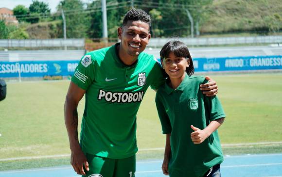 En la sede del club Verde, el niño compartió con Alexánder Mejía, uno de los refuerzos del club para 2022.