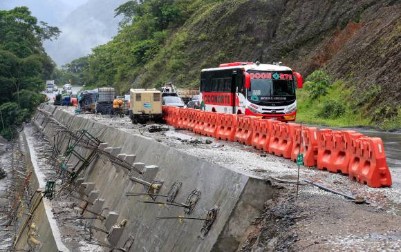 Mejoramiento de vías, uno de los proyectos financiados con recursos de regalías. En la imagen, obras en la autopista Medellín - Bogotá, a la altura de San Luis, Antioquia. FOTO jaime pérez