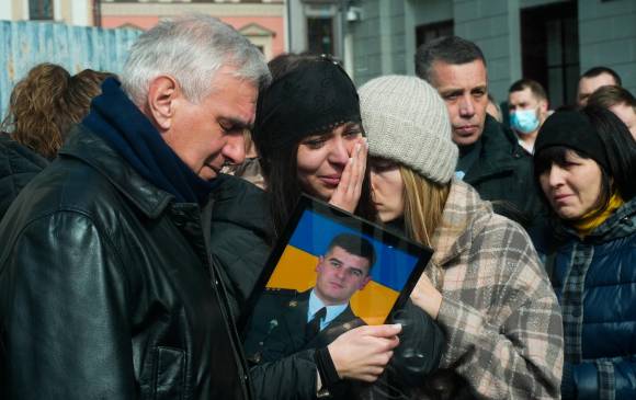 Familiares, amigos y compañeros de Dmytro y Kirilo, dos de los tres soldados ucranianos muertos en combate en el funeral. FOTO: EFE