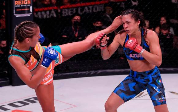 Lara (de azul) en su combate con Deanna Bennett. FOTO bellator