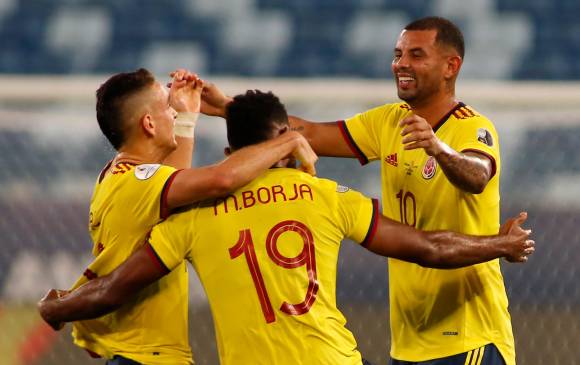Rafael Santos Borré, Miguel Ángel Borja y Edwin Cardona celebran la anotación con la que Colombia derrotó a Ecuador en el debut en Copa América. FOTO GETTY 