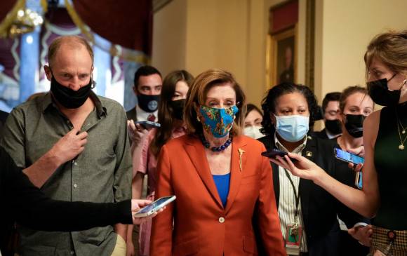 La líder demócrata de la cámara baja, Nancy Pelosi, se vio obligada a retirar el proyecto de infraestructura de la plenaria ante la amenaza de bloqueo de un sector del partido. FOTO GETTY