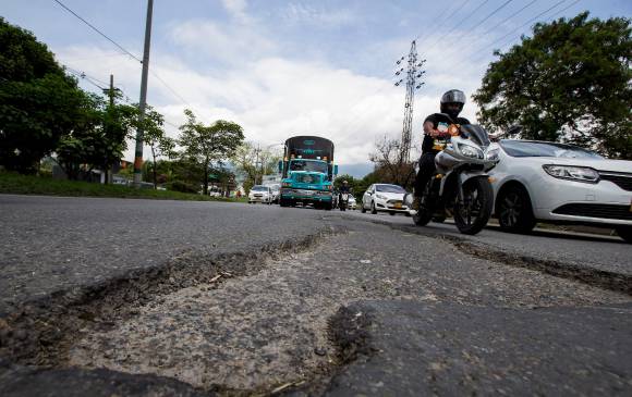 El Área Metropolitana hará el reparcheo de la Avenida Regional en el sur, pero insistió que no le compete la operación de la vía. FOTO JULIO CÉSAR HERRERA