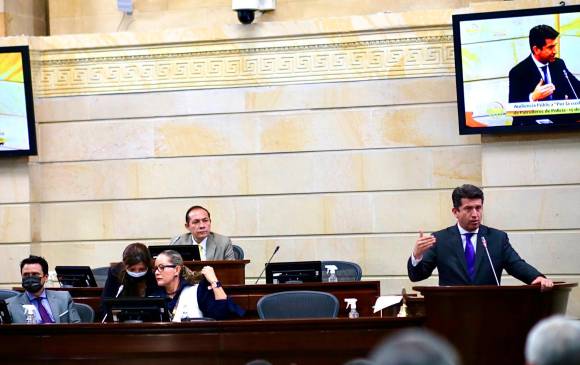 Con duro enfrentamiento arrancó discusión de la reforma a la Policía