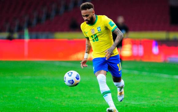 Neymar volvió a ser uno de los jugadores más influyentes de Brasil. Este viernes, tras repetir un cobro de penalti que le había atajado el portero rival, anotó su cuarto gol con la Selección. FOTO efe 