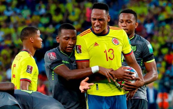 Yerry Mina festejó por algunos segundos el gol que le daba la victoria a Colombia, pero su alegría duró poco tras la revisión del VAR. Foto: EFE