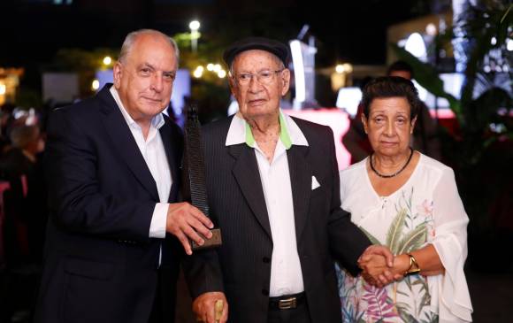 Héctor Arango, de Haceb, acompaña a José María Acevedo, fundador de la empresa, quien recibió el premio al lado de su hija Inés. Él con 102 años, se llevó los aplausos de la noche. FOTO Manuel Saldarriaga 