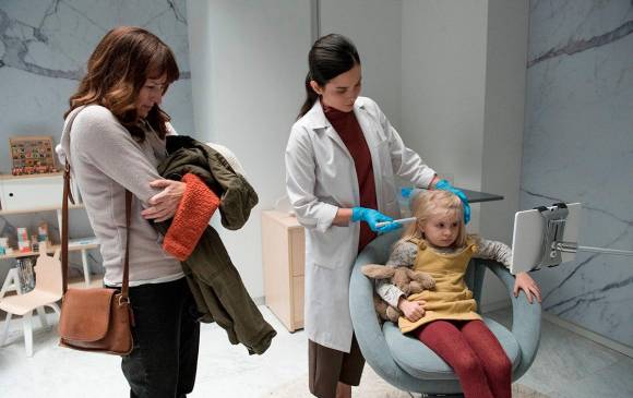 Escena de la serie Black Mirror en la que Marie lleva a su hija Sara a que le implanten el chip en la cabeza. FOTO Cortesía Netflix