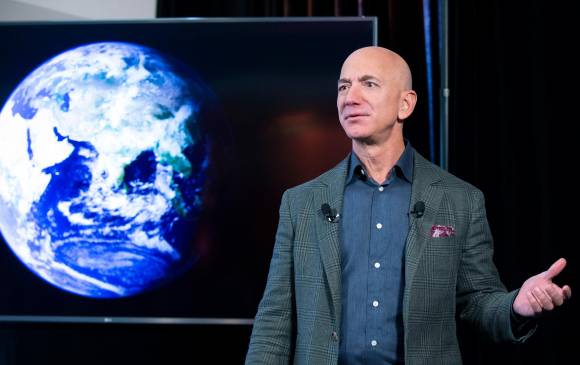 Jeff Bezos, a través de las redes sociales anunció que él y su hermano estarán en el primer vuelo espacial tripulado de la compañía Blue Origin. FOTO EFE