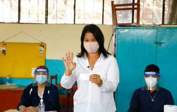 La candidata presidencial por Fuerza Popular, Keiko Fujimori, emitiendo su voto en las elecciones presidenciales, en un centro de votación en el distrito de Surco, en Lima, Perú. Foto: Cortesía