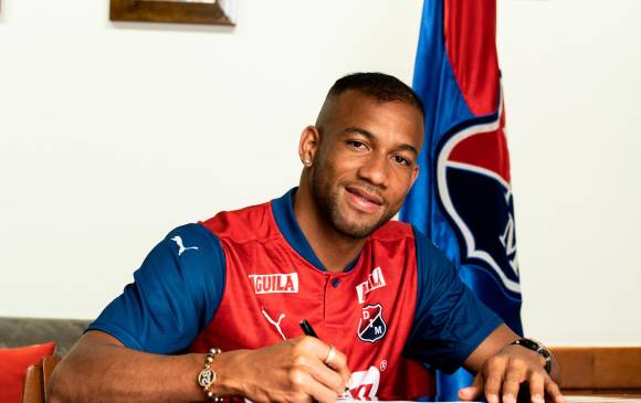 El momento que seguramente soñó desde niño Edwar Manuel López, la firma del contrato de trabajo con el Medellín. Llegó por un año con opción de compra. FOTO cortesía dim