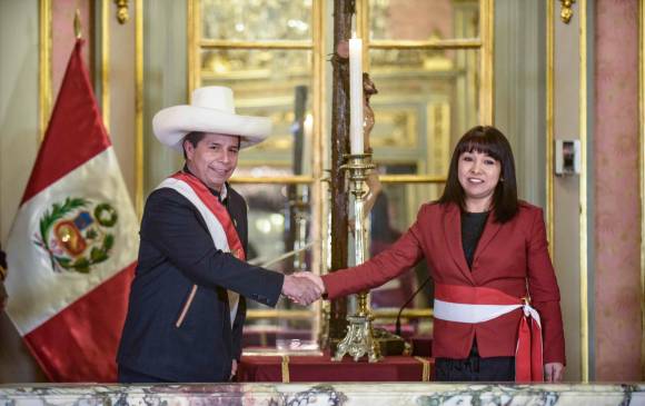Pedro Castillo y su nueva Primera Ministra, Mirtha Vásquez, durante su nombramiento. FOTO EFE