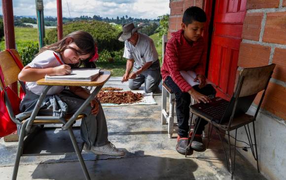 Jóvenes de colegios deberán seguir desde casa. FOTO: MANUEL SALDARRIAGA
