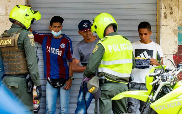 La Policía implementó controles en todo el Valle de Aburrá para sancionar a los que incumplen las restricciones. FOTO Jaime Pérez