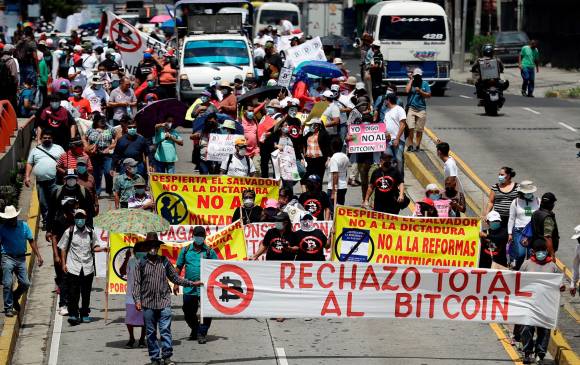Los salvadoreños protestaron en contra de la decisión del presidente Nayib Bukele de hacer del bitcóin una moneda oficial. FOTO: EFE