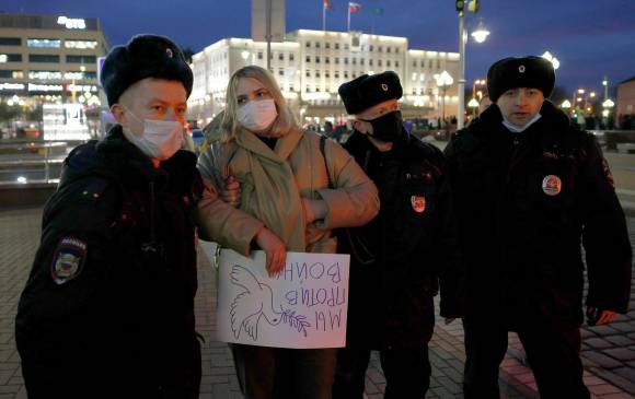 Dentro de Rusia hay manifestaciones contra la invasión y la Policía ha detenido a 1.700 personas que participaron en las protestas. FOTO Getty