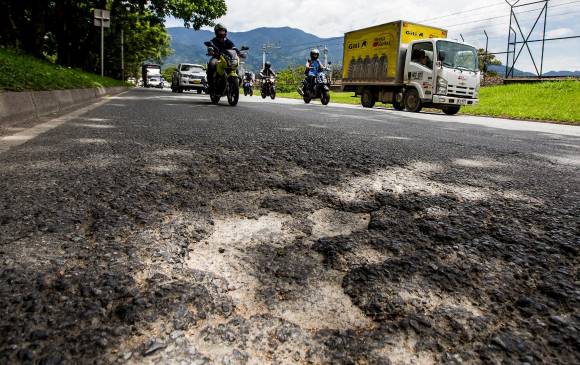 Históricamente, la avenida Regional ha sufrido descuido debido a que no está clara la jurisdicción sobre la misma: si es de las localidades por las que atraviesa, de la Nación, del departamento o del Metro, que construyó el primer tramo cuando puso a rodar el sistema. FOTO JULIO CÉSAR HERRERA