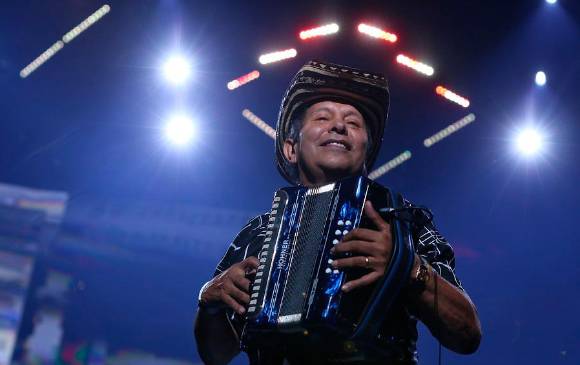 El compadre Egidio con el acordeón ha sido fundamental en el éxito de Carlos Vives, FOTO Colprensa
