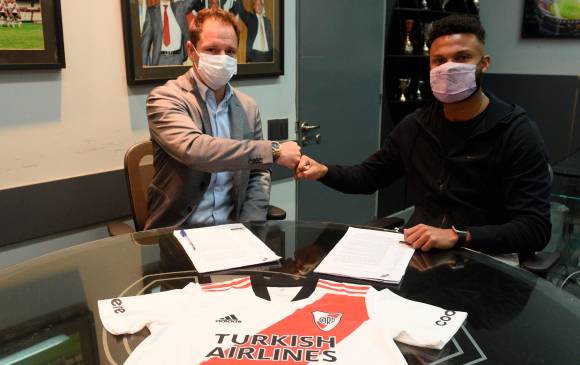 Thomas Gutiérrez (saco negro) tras la firma de su contrato con River Plate. FOTO @riverplate