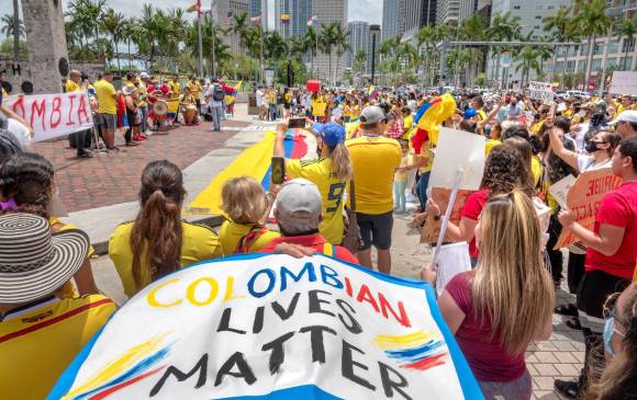 En Miami cientos de colombianos con carteles de “Colombia Lives Matter”. FOTO EFE