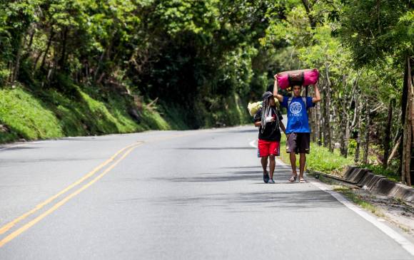 Los campesinos y ciudadanía en general tienen que caminar por horas debido a que el transporte público acortó su servicio. FOTO: JULIO CÉSAR HERRERA