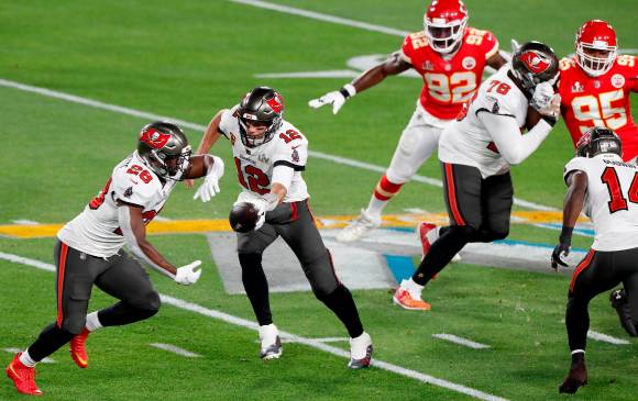 Tom Brady acabó el partido con 21 pases completados de 29 para 201 yardas y tres envíos de anotación. FOTO EFE