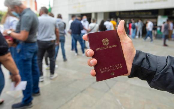 Varias personas que no habían podido acceder a una cita a inicios de este mes por fin lograron su cometido y ya tienen el documento, esencial para salir del país. FOTO carlos velásquez