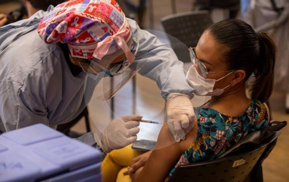 El Plan Nacional de Vacunación va en la etapa cinco, se pueden inmunizar personas mayores de 35 años. FOTO EDWIN BUSTAMANTE
