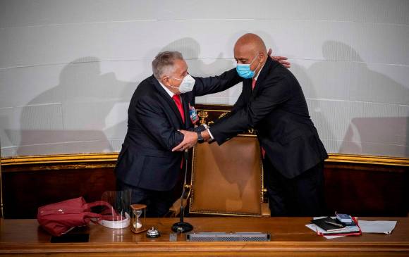  Fernando Soto Rojas abraza a Jorge Rodríguez luego de su juramentación como presidente de la Asamblea Nacional. FOTO: EFE