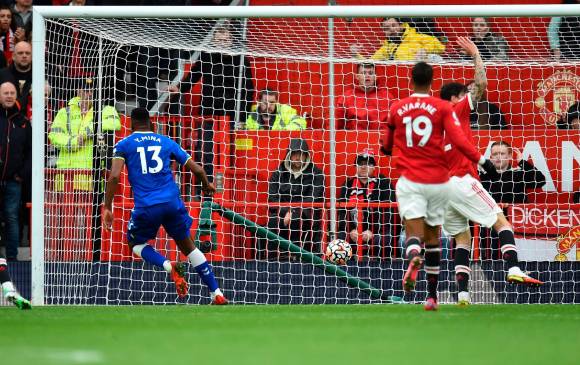 Este gol de Yerry Mina fue anulado por el VAR por un fuera de lugar del colombiano. FOTO EFE