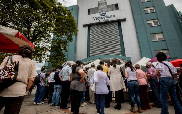 Mayores de 70 años se aglomeraron en la Clínica Victoria, en la comuna 10. Al final atendieron a los usuarios. FOTO Camilo Suárez