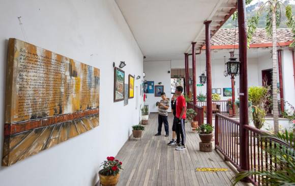 La Casa de la Cultura de Angostura es visitada por propios y extraños para apreciar las obras allí expuestas. Foto: Edwin Bustamante