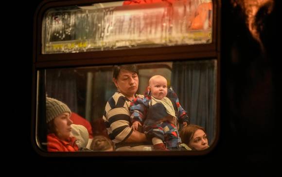 Los refugiados provenientes de Ucrania llegan a la estación de tren de Zahony, en Hungría. FOTO GETTY