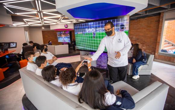 Seis estudiantes reciben inducción por parte de uno de sus profesores. Aunque muestran su preferencia por los videojuegos de fútbol, el abanico es más variado. FOTOS carlos velásquez