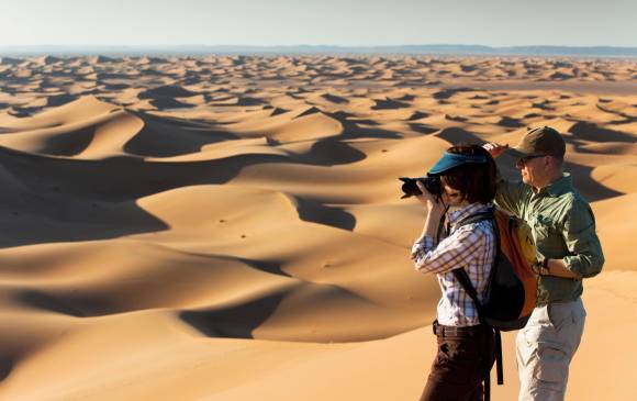 Los turistas visitan las dunas y así poder llevar esos momentos captados en sus cámaras. Foto: GETTY