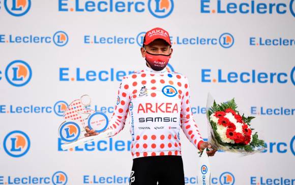 El colombiano Nairo Quintana luciendo la camiseta que lo acredita como líder de la montaña en el Tour de Francia. FOTO TOMADA @TOUR