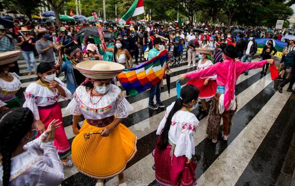 La Minga indígena se declaró satisfecha en la primera jornada de reuniones sostenida con el gobernador y el alcalde de Medellín y sostuvo que las reuniones seguirán hasta lograr acuerdos. FOTO JULIO CÉSAR HERRERA