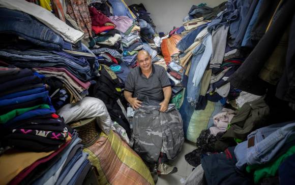Manuel Humberto Zapata es un comerciante de la Plaza Minorista que lleva más de 20 años dedicado al comercio de ropa de segunda. FOTO camilo suárez
