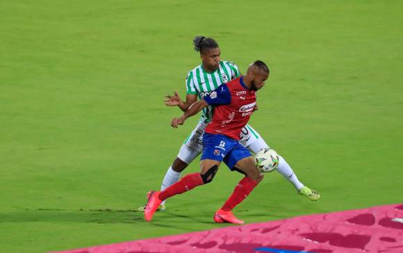 Danovis Banguero, de Nacional, y Edwar López, de Medellín, durante el clásico 306 en el estadio Atanasio Girardot. Ambos tuvieron un buen rendimiento en el empate 1-1. FOTO jaime pérez