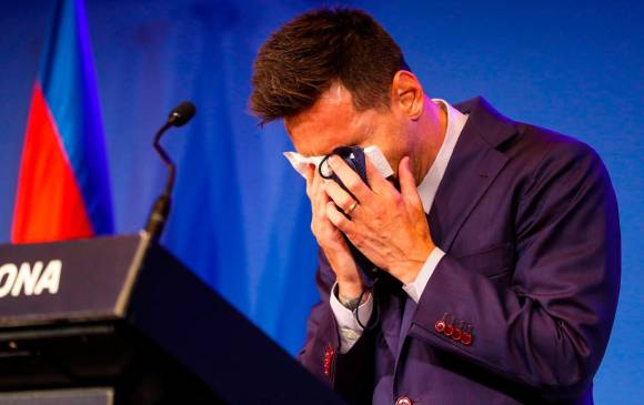 Messi dejó caer sus lágrimas en varios momentos del discurso, sostuvo que hizo todo lo posible por quedarse y que se va en contra de su voluntad. FOTO: Tomada del Twitter Oficial @FCBarcelona-es