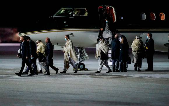Líderes del régimen talibán parte rumbo a la primera reunión diplomática con los países democráticos. FOTO: EFE