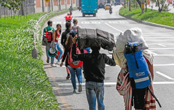 La imagen de ciudadanos venezolanos en condición irregular caminando por las calles de la ciudad es común; se estima que hay unos 90.000. Se busca regularizar su estadía. FOTO Jaime pÉREZ