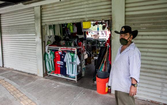 Belarmino Ortiz vende prendas deportivas hace 55 años en el Atanasio Girardot. Foto camilo suárez
