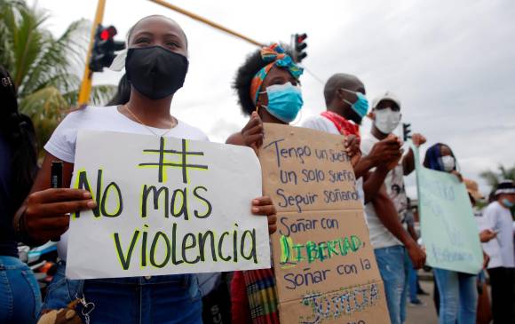 200 habitantes del puerto marcharon el viernes para rechazar la violencia. FOTO EFE