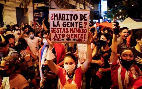 Miles de manifestantes en Asunción dicen que no dejarán de protestar hasta que e Mario Abdo Benítez abandone la presidencia, lo acusan de mal manejo de la pandemia. FOTO Agencia EFE