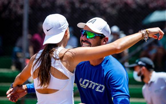 Emiliana Arango celebra su titulo con su entrenador Alejandro Falla. FOTO. Jaime Pérez