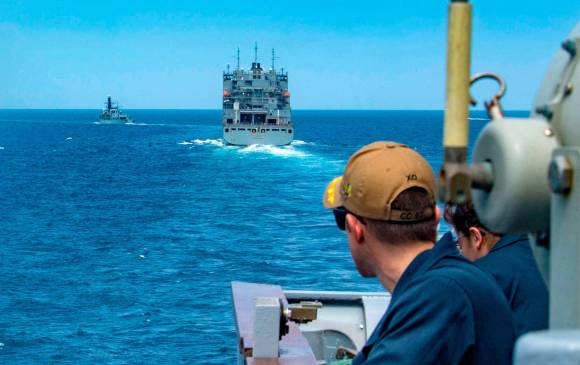 Buques de guerra de EE UU escoltan el barco petrolero operado por una compañía israelí atacado en el golfo de Omán. FOTO: AFP